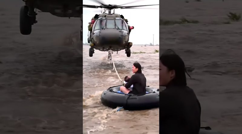 Un hélicoptère sauve une mère et son enfant des inondations !