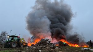 Un immense brasier pour crier leur colère : le coup de force des agriculteurs de l’Indre sur un rond-point à Saint-Marcel