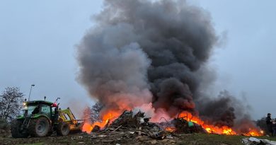 Un immense brasier pour crier leur colère : le coup de force des agriculteurs de l’Indre sur un rond-point à Saint-Marcel