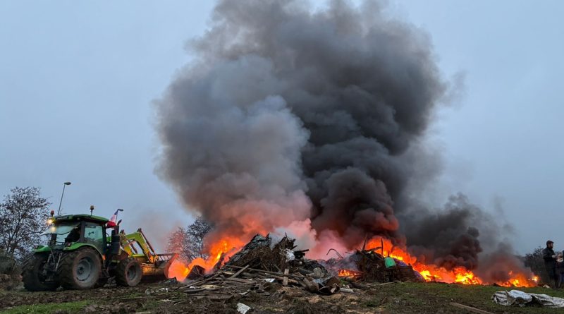 Un immense brasier pour crier leur colère : le coup de force des agriculteurs de l’Indre sur un rond-point à Saint-Marcel