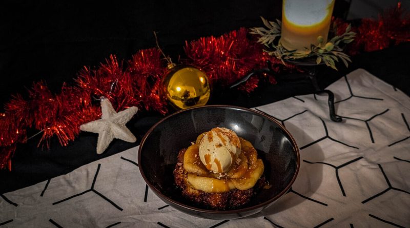 Un réveillon bien de chez nous (4/4) : Gâteau battu poêlé, pommes cuites, sauce caramel et glace vanille