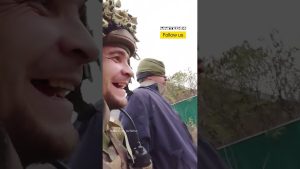 Un soldat ukrainien escorte un prisonnier de guerre russe