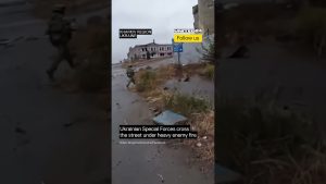 Un soldat ukrainien traverse une rue sous un feu intense