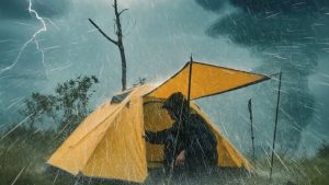 Une Tempête Terrifiante : Camping Sous la Pluie Torrentielle