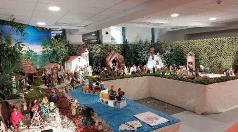 Une crèche géante présentée dans un Ehpad, "certains résidents viennent la contempler tous les jours"