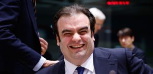 Une décennie après la crise, la Grèce prend la présidence de l'Eurogroupe