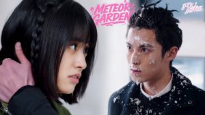 Une élève jette un gâteau à son harceleur : un baiser inattendu !