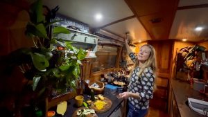 Une femme et son chien se réfugient d'une tempête en péniche