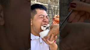 Une maman vietnamienne initie son enfant à une alimentation saine