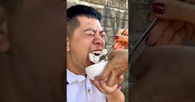 Une maman vietnamienne initie son enfant à une alimentation saine