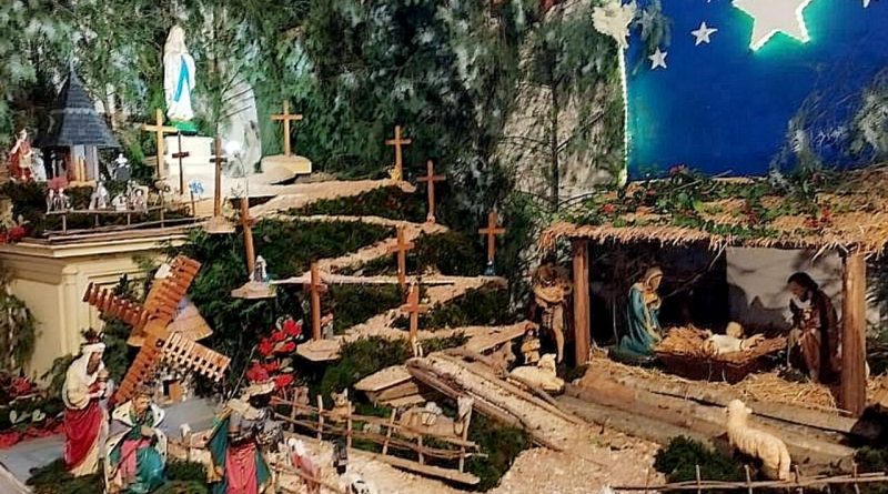 Une remarquable crèche au " chœur " de l'église de ce petit village de la Mayenne