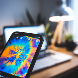 Écran de smartphone montrant une image thermique infrarouge 4K