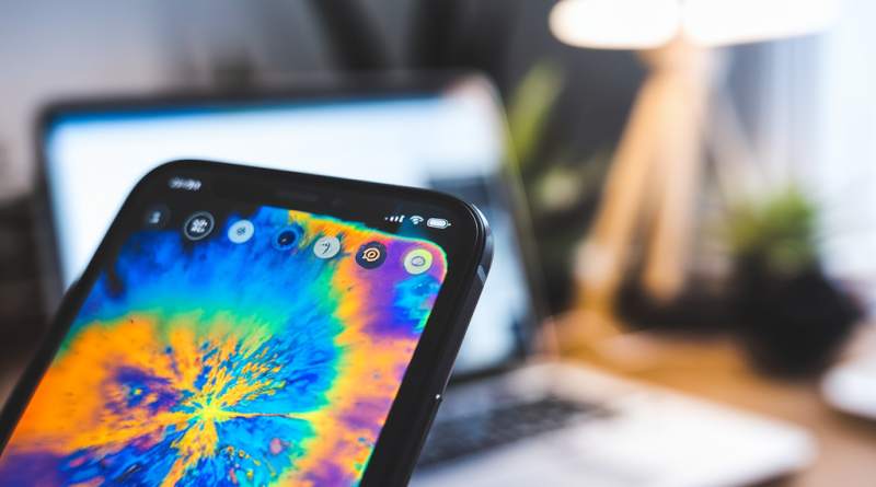 Écran de smartphone montrant une image thermique infrarouge 4K