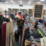 Des clients satisfaits dans la plus grande friperie solidaire de l'Oise : choix varié et prix bas