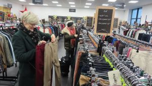 Des clients satisfaits dans la plus grande friperie solidaire de l'Oise : choix varié et prix bas
