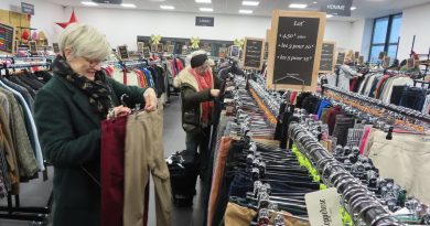 Des clients satisfaits dans la plus grande friperie solidaire de l'Oise : choix varié et prix bas