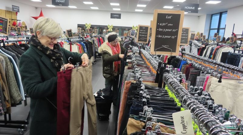 Des clients satisfaits dans la plus grande friperie solidaire de l'Oise : choix varié et prix bas