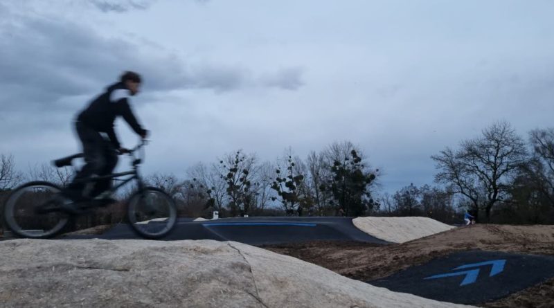 Val de Saône. Le pumptrack sort de terre : un nouvel équipement sportif pour les fans de vélo