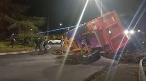Vidéo : la remorque d’un tracteur se renverse au rond-point de Lidl, à Jurançon