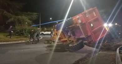 Vidéo : la remorque d’un tracteur se renverse au rond-point de Lidl, à Jurançon