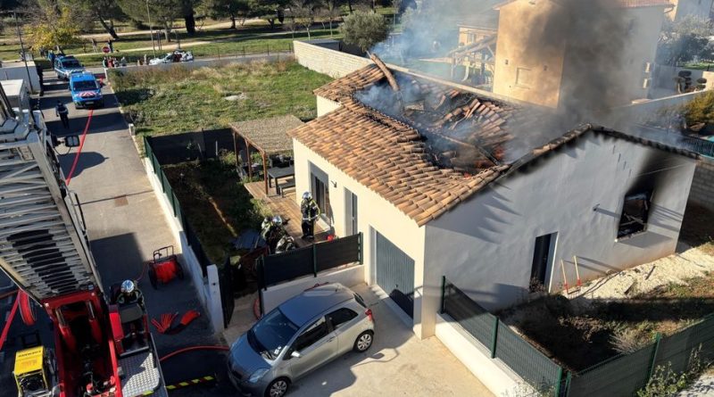 Vingt sapeurs-pompiers mobilisés pendant 4 heures pour un incendie de maison