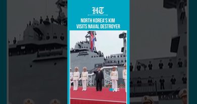 Visite de Kim Jong Un à un navire lors de l'exposition militaire