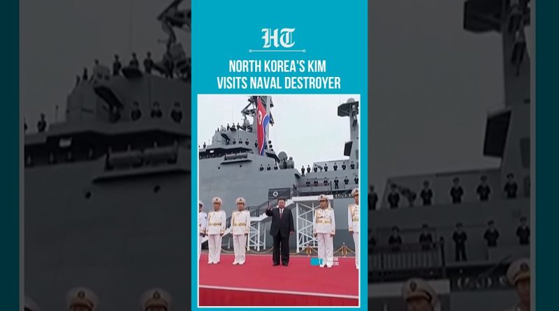 Visite de Kim Jong Un à un navire lors de l'exposition militaire