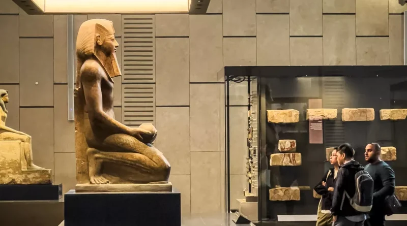 Visite des Français au Grand Musée égyptien du Caire : impressions partagées