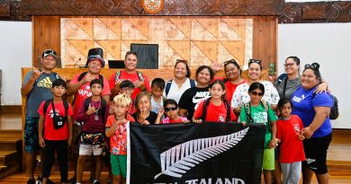 Visite guidée pour des élèves des Tuamotu à l'Assemblée