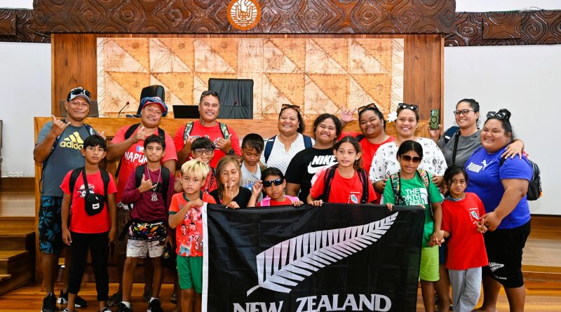Visite guidée pour des élèves des Tuamotu à l'Assemblée