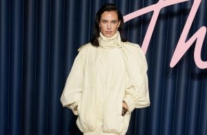 Alexa Chung : le manteau taille basse fait son retour sur le devant de la scène