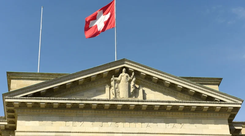 Des pêcheurs indonésiens poursuivent Holcim pour inondations et montée des eaux