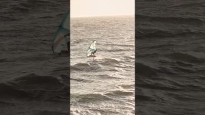 Wing Foiling au Vent dans des Vagues Puissantes