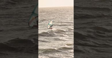 Wing Foiling au Vent dans des Vagues Puissantes