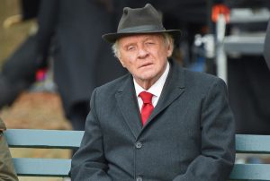 Anthony Hopkins célèbre 50 ans de sobriété et évoque un moment de crise : « J’ai failli mourir »