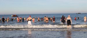 Bains du Nouvel An au Havre et à Étretat : horaires des « Pingouins » pour se jeter à l'eau