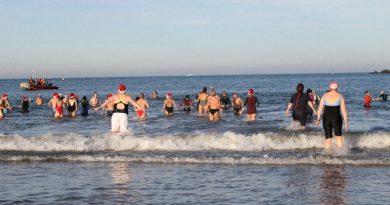 Bains du Nouvel An au Havre et à Étretat : horaires des « Pingouins » pour se jeter à l'eau