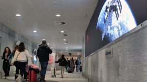 Le couloir des bagages de l'aéroport de Bruxelles orné d'images spatiales