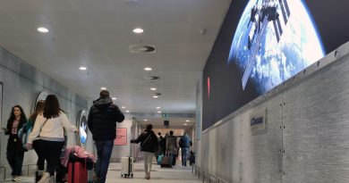 Le couloir des bagages de l'aéroport de Bruxelles orné d'images spatiales