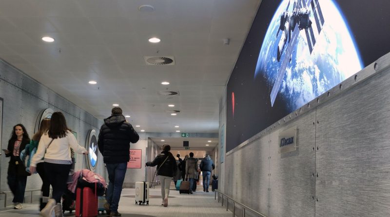 Le couloir des bagages de l'aéroport de Bruxelles orné d'images spatiales