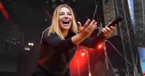 Santa dévoile l'hymne des Enfoirés 2026 avec 'Tout se casse'