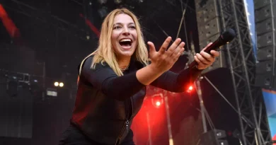 Santa dévoile l'hymne des Enfoirés 2026 avec 'Tout se casse'