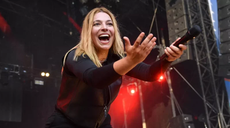 Santa dévoile l'hymne des Enfoirés 2026 avec 'Tout se casse'