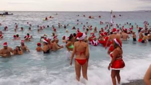 Alpes-Maritimes : à Nice, les habitants se jettent à l'eau pour le bain de Noël