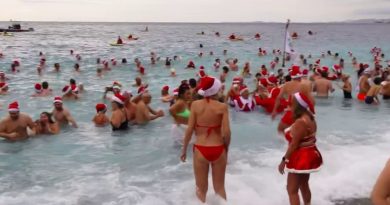 Alpes-Maritimes : à Nice, les habitants se jettent à l'eau pour le bain de Noël