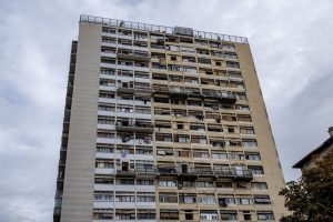 Féminicide : une mère de trois enfants défenestrée, enquête classée puis conjoint mis en examen