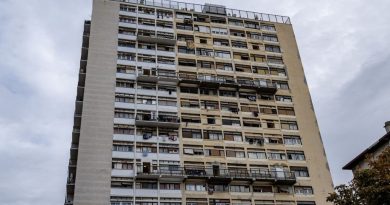 Féminicide à Marseille : une mère de trois enfants meurt défenestrée, son conjoint mis en examen pour homicide aggravé Féminicide : une mère de trois enfants défenestrée, enquête classée puis conjoint mis en examen