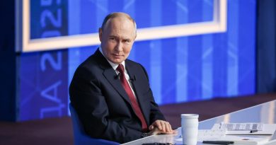 Vladimir Poutine se dit «prêt» à dialoguer avec Emmanuel Macron