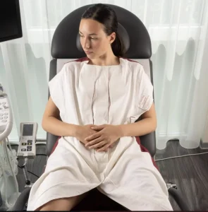 Blouse gynécologique : une jeune designer dénonce la reprise médiatisée de son projet