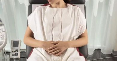 Blouse gynécologique : une jeune designer dénonce la reprise médiatisée de son projet